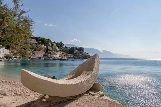 Mimice - oblázková pláž.