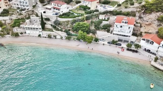 Mimice - letecký pohled na pobřeží a pláž.