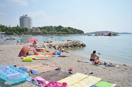 Vodice - oblázková pláž 100 m od objektu.