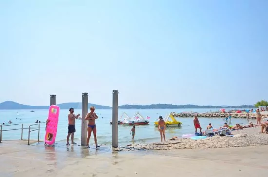 Vodice - oblázková pláž.