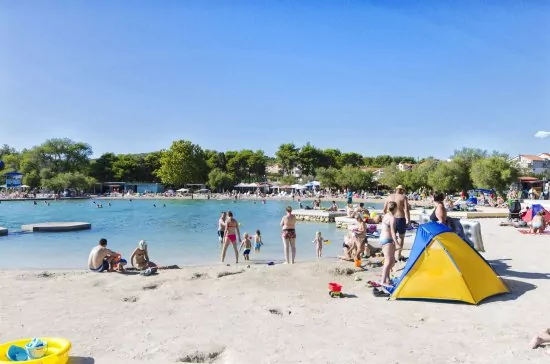 Vodice - oblázková pláž 100 m od objektu.