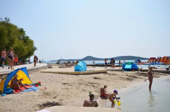 Vodice - oblázkovo písčitá pláž.