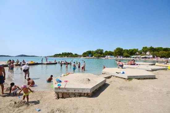 Vodice - oblázkovo písčitá pláž.