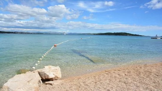 Vodice - oblázková pláž.