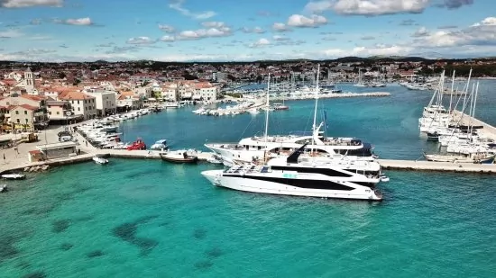Vodice - letecký pohled na pobřeží a město.