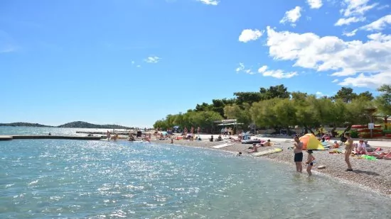 Vodice - oblázková pláž 100 m od objektu.