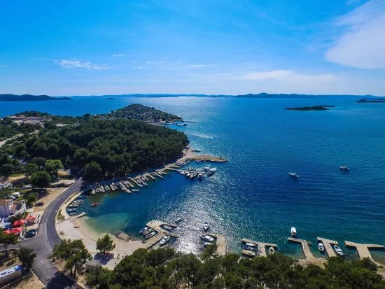 Drage - letecký pohled na pobřeží a město.