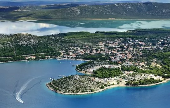 Drage - letecký pohled na pobřeží a město.