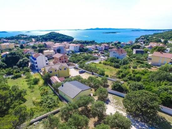 Drage - letecký pohled na pobřeží a město.