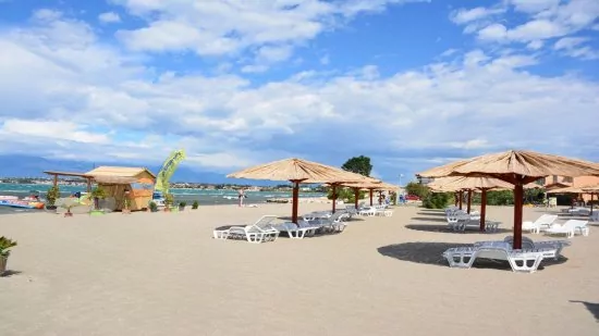 Nin - písečná pláž 700 m od objektu.