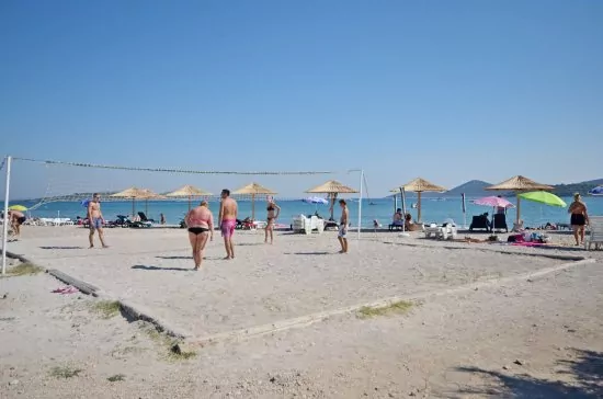 Tribunj - oblázková pláž 450 m od objektu.