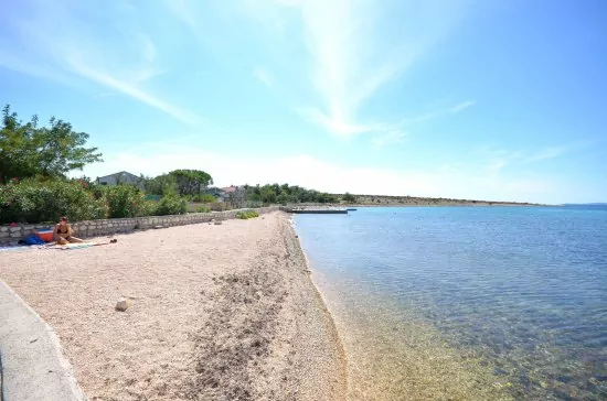 Oblázková pláž přímo před objektem.