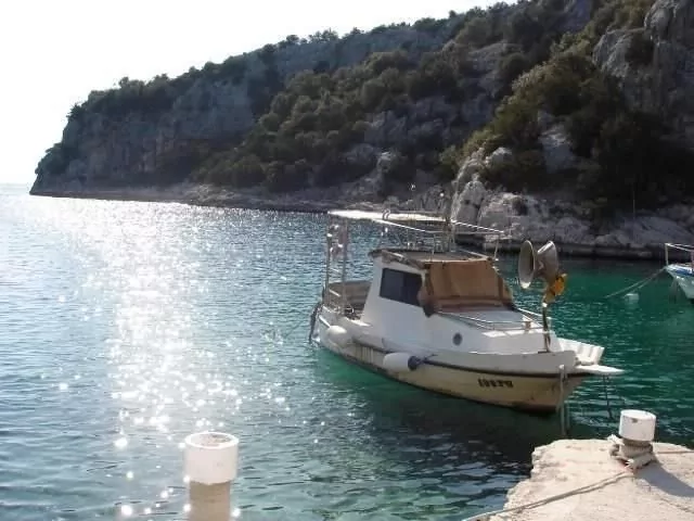 Betonová pláž 450 m od objektu.