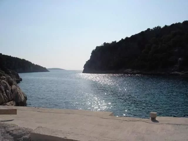 Betonová pláž 450 m od objektu.