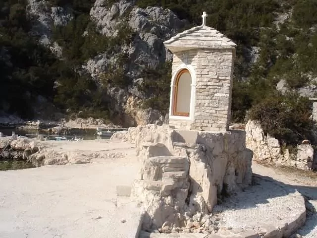 Betonová pláž 450 m od objektu.