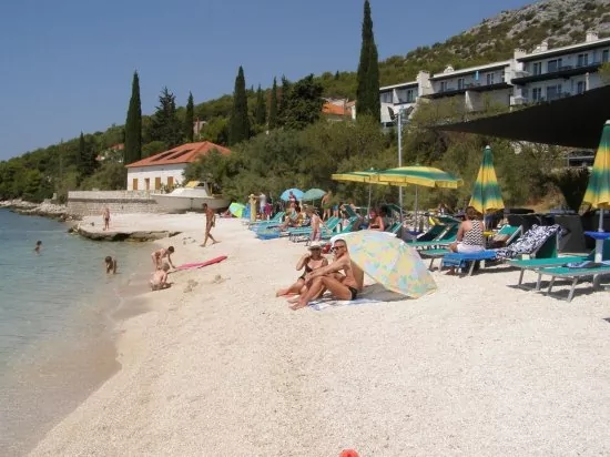 Oblázková pláž 200 m od objektu.