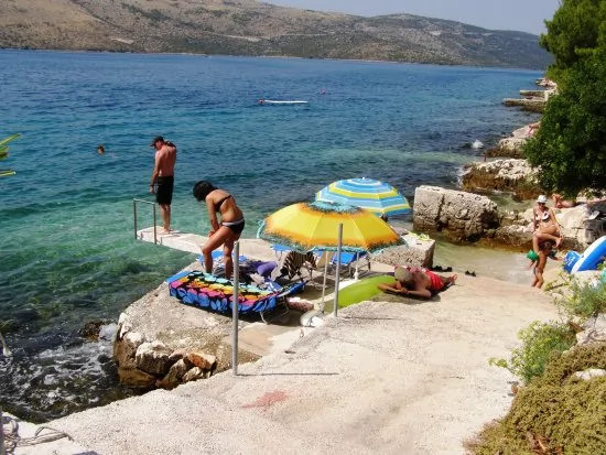 Malá pláž přímo pod objektem.