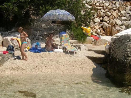 Malá pláž přímo pod objektem.