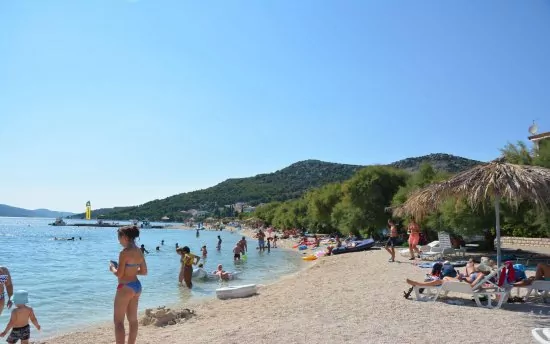 Oblázková pláž 200 m od objektu.