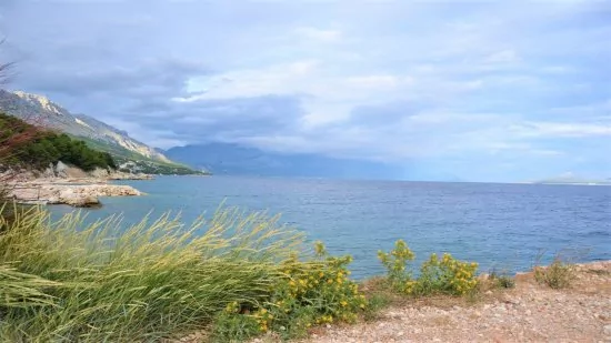 Lokva Rogoznica - oblázková pláž 70 m od objektu.