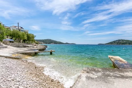 Moře a pláž pouze 60 m od objektu.