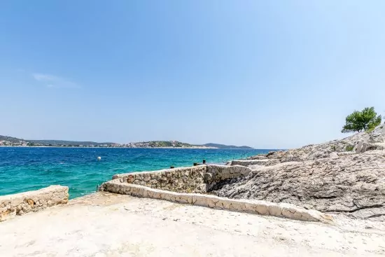 Moře a pláž pouze 50 m od objektu.