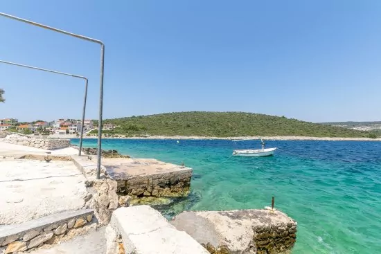 Moře a pláž pouze 50 m od objektu.