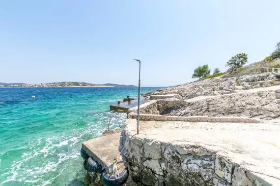 Moře a pláž pouze 50 m od objektu.