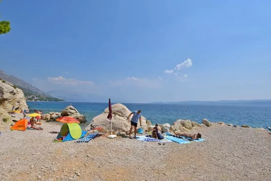 Oblázková pláž 200 m od objektu.