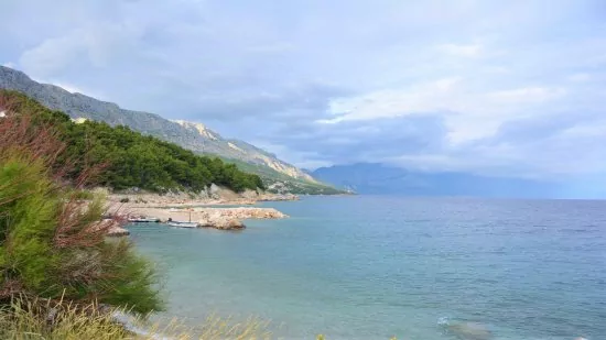 Lokva Rogoznica - oblázková pláž.