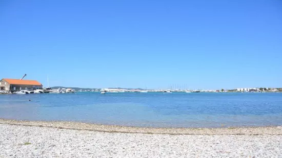 Oblázková pláž 200 m pěší chůzí od objektu.