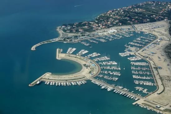 Sukošan - letecký pohled na pobřeží a město.