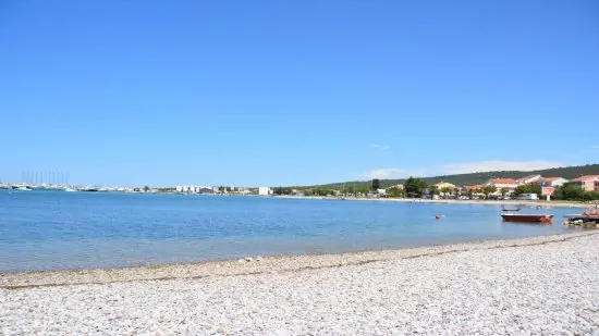 Oblázková pláž 200 m pěší chůzí od objektu.