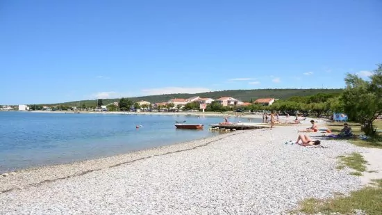 Sukošan - oblázková pláž s pozvolným vstupem do moře.