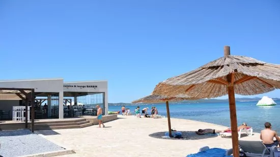 Sukošan - pláž s pozvolným vstupem do moře.