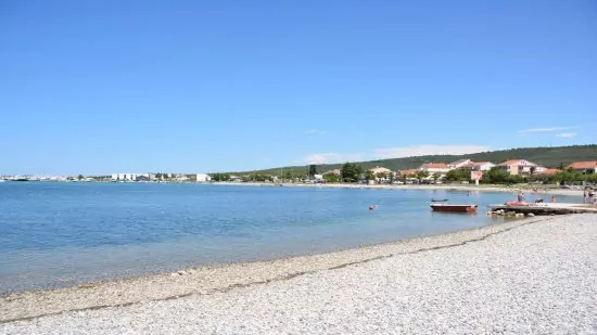 Oblázková pláž 200 m pěší chůzí od objektu.