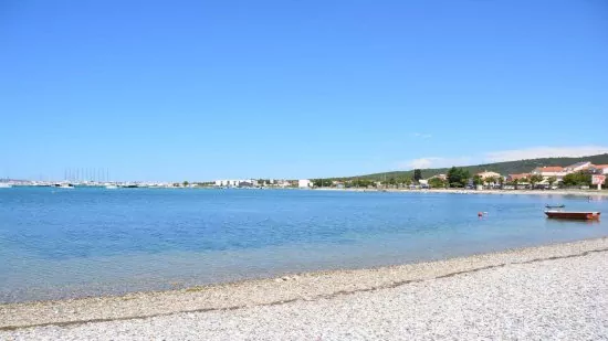 Sukošan - oblázková pláž s pozvolným vstupem do moře.