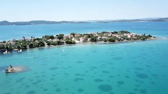 Sukošan - letecký pohled na pobřeží a město.