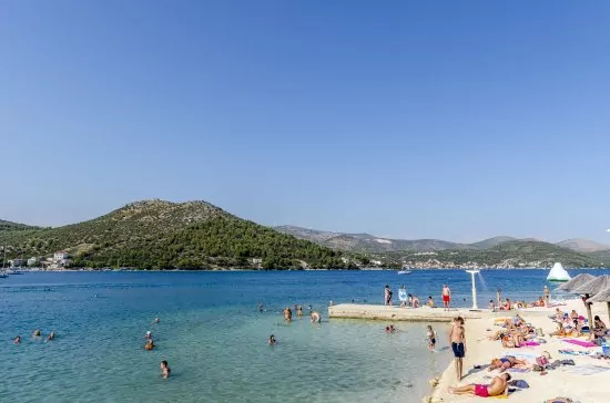 Pláž s malými oblázky 100 m pěší chůzí od objektu.