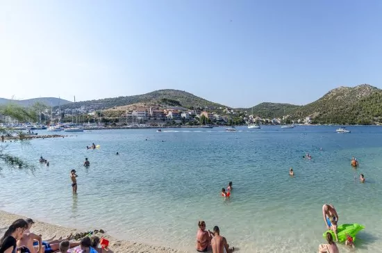 Pláž s malými oblázky 100 m pěší chůzí od objektu.