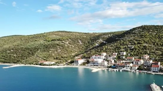 Marina - letecký pohled na pobřeží a moře.