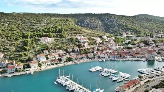 Marina - letecký pohled na pobřeží a moře.