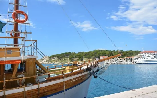 Makarska - pobřeží a marina.
