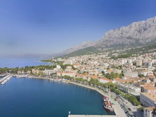 Makarska - letecký pohled na pobřeží a město.