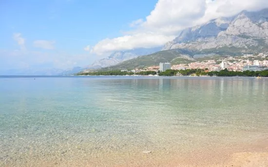 Makarska - oblázková pláž 300 m od objektu.