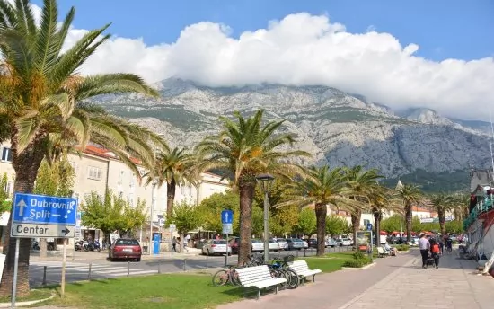 Makarska - pobřeží a marina.