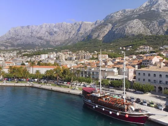 Makarska - letecký pohled na pobřeží a město.