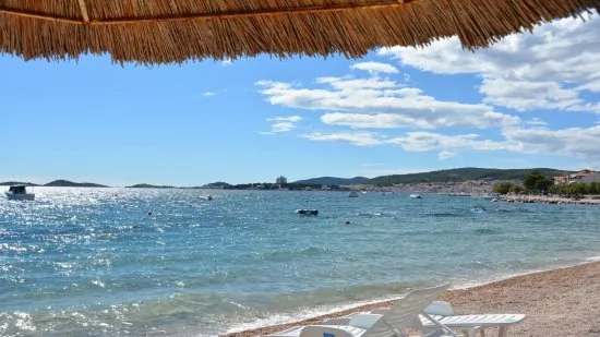 Srima - oblázková pláž s pozvolným vstupem do moře.