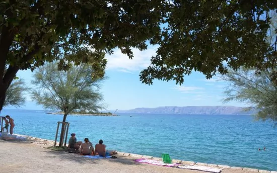 Oblázková pláž 340 m od objektu.