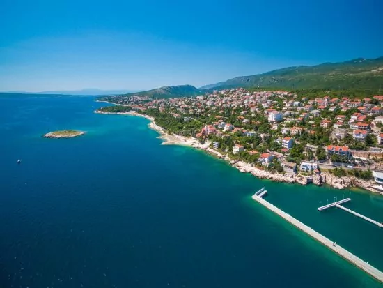 Novi Vinodolski - letecký pohled na pobřeží a město.